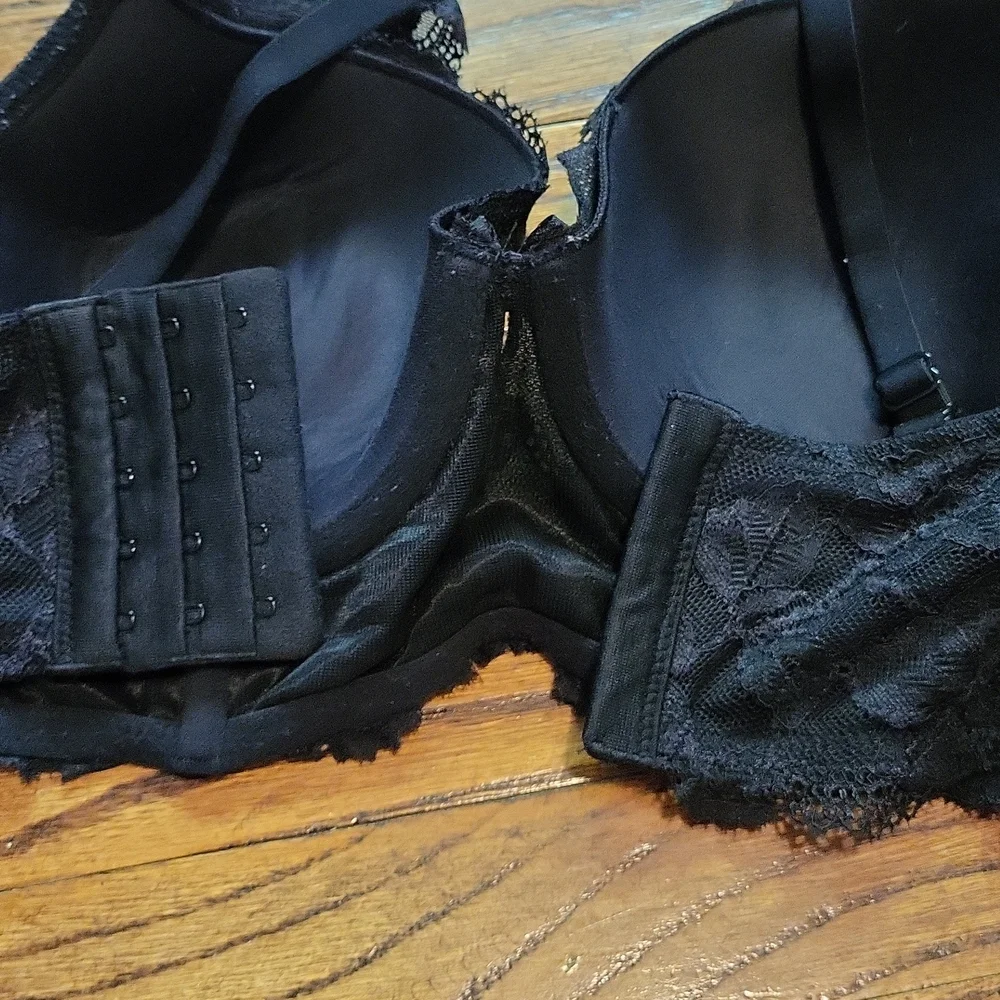 Victoria's Secret Bra - Picture 5 of 7